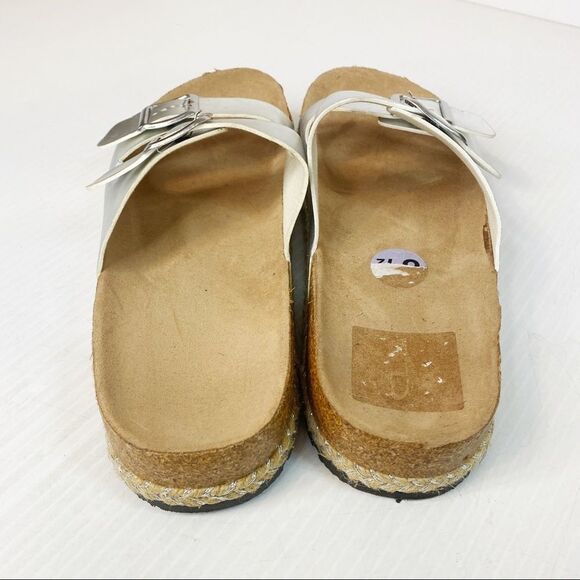 CL by Laundry Silver Slide Sandals 41 - Picture 6 of 8